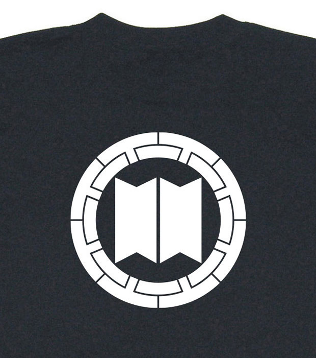 戦国武将家紋Tシャツ「服部正成（服部半蔵）「八桁車に並び切り竹」」プリント拡大